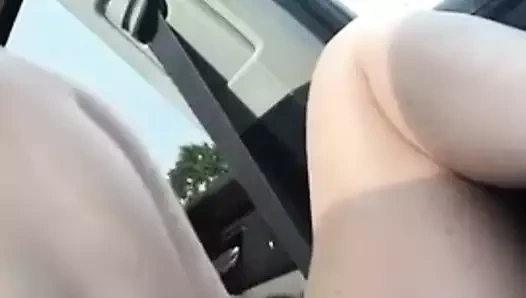 Se exibindo no carro