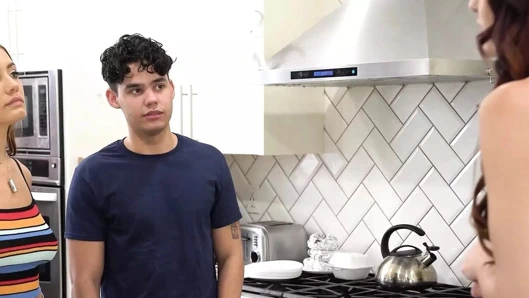 Kocası artık seksi karısına dokunmuyor, bu yüzden üvey kızını ve onun yerine erkek arkadaşını sikmesi gerekiyor