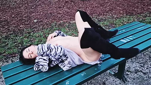 Halkın içinde çıplak