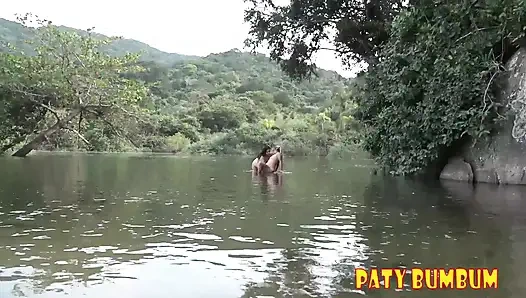 Açık havada üniversite arkadaşları arasında lezbiyen seks