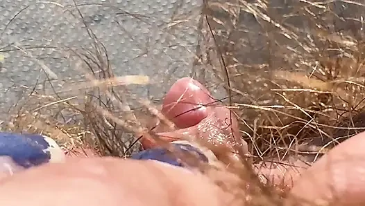 Amatör kıllı kız büyük klitorisle yakın çekimde mastürbasyon yapıyor
