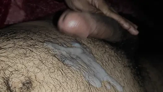 Üvey kız kardeş eli Hintçe üvey anne ile üvey erkek kardeşinin büyük somunu sallıyor