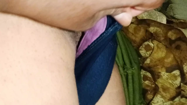 Baldızın ayı gelmişti ama yengemin külotunu çıkarıp onu siktim.