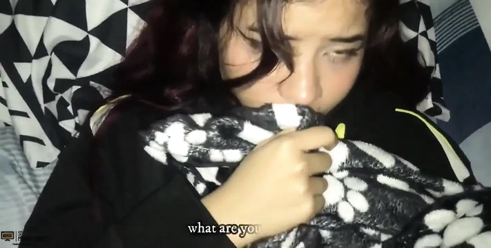 Odasında çıplak minyon latin bana lezzetli sakso çekiyor ve döl yutuyor bakış açısı