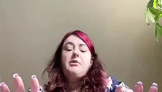 Giantess bir minik keşfediyor ve onu ayak kölesi ve yumuşak oyuncak haline dönüştürmekten eğleniyor