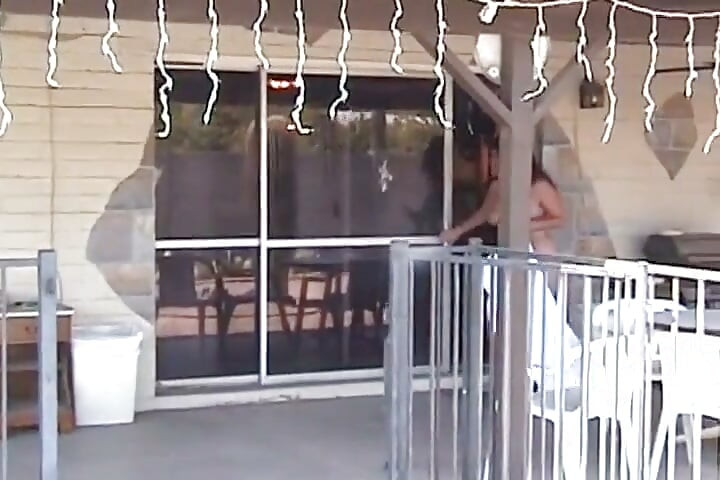 2 tombul orta yaşlı seksi kadın havuz başında lezbiyen eğlencesinin tadını çıkarıyor