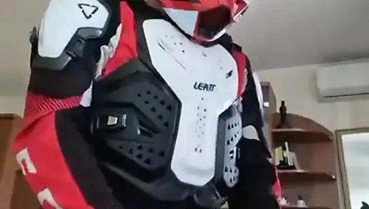 Adam motokros kıyafetli başka bir adamla sikişiyor