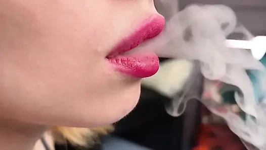 Sigara içme fetişi.i sigara içiyorum, beğendin mi