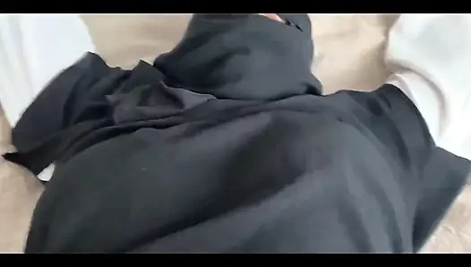 Arap temizlikçi kadın sıkı amcığı ve büyük göğüsleriyle müşterisini uyandırıyor