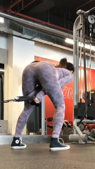 Büyük götlü spor salonu