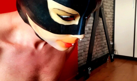 Sperm oyunları. dominatrix nika spermli bir prezervatifi kölenin kafasına döktü. prezervatife boşalmak