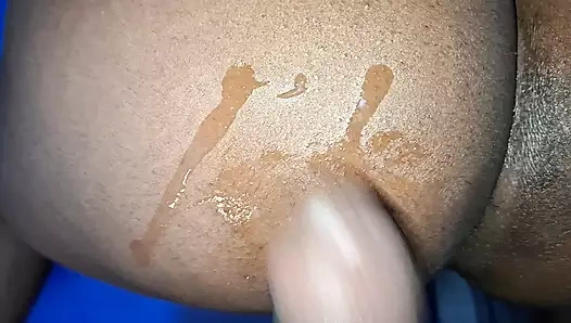 Yarağımı seviyor ve o büyük ateşli götlü babacığıma boşalıyor