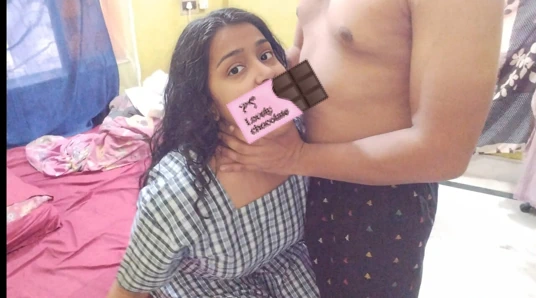 Sürtük üvey kız yeni bir dizüstü bilgisayar almak için amını sunuyor