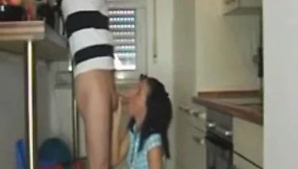 andrea baise a la cuisine