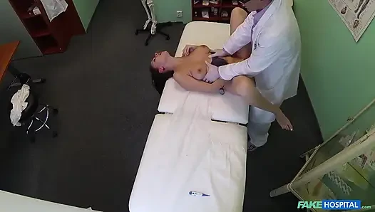 Fake hospital - güzel hasta doktorun oral ilacı için hazırlandı: ateşli bir hastane karşılaşması