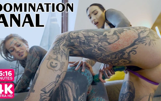 Büyük memeli burlesque dövmeli güzellik takma yarakla anal sikişiyor