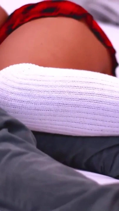 Genç 18+ komşu, eşleri tatildeyken odasında yaşlı komşusunu baştan çıkarıyor. | Klip 2