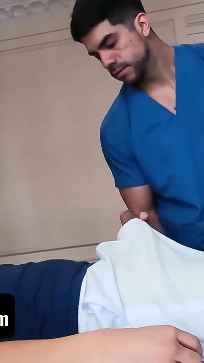 Kaslı doktor Ferfroma tutkulu masaj sırasında ateşli hastanın şişman yarağını sallıyor - latin leche | Klip 1