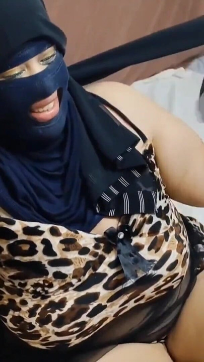 Sharmota Nar ile Arap seksi götünü siktiriyor. Net sesle tam Mısırlı Arap seksi | Klip 1