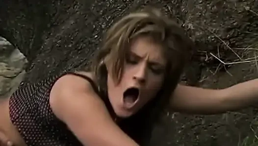 Pembe iç çamaşırlı sarışın açık havada götünü yalatıyor ve sikiliyor