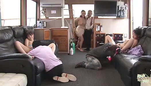 Bu dişiler, aptalca büyük bir yatta bu adamların sadece bir fotoğrafını çektiler.