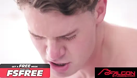 FALCON STUDIOS - Fabio Stallion büyük şişkinliği açıyor ve Dean Hard'ı prezervatifsiz sikiyor