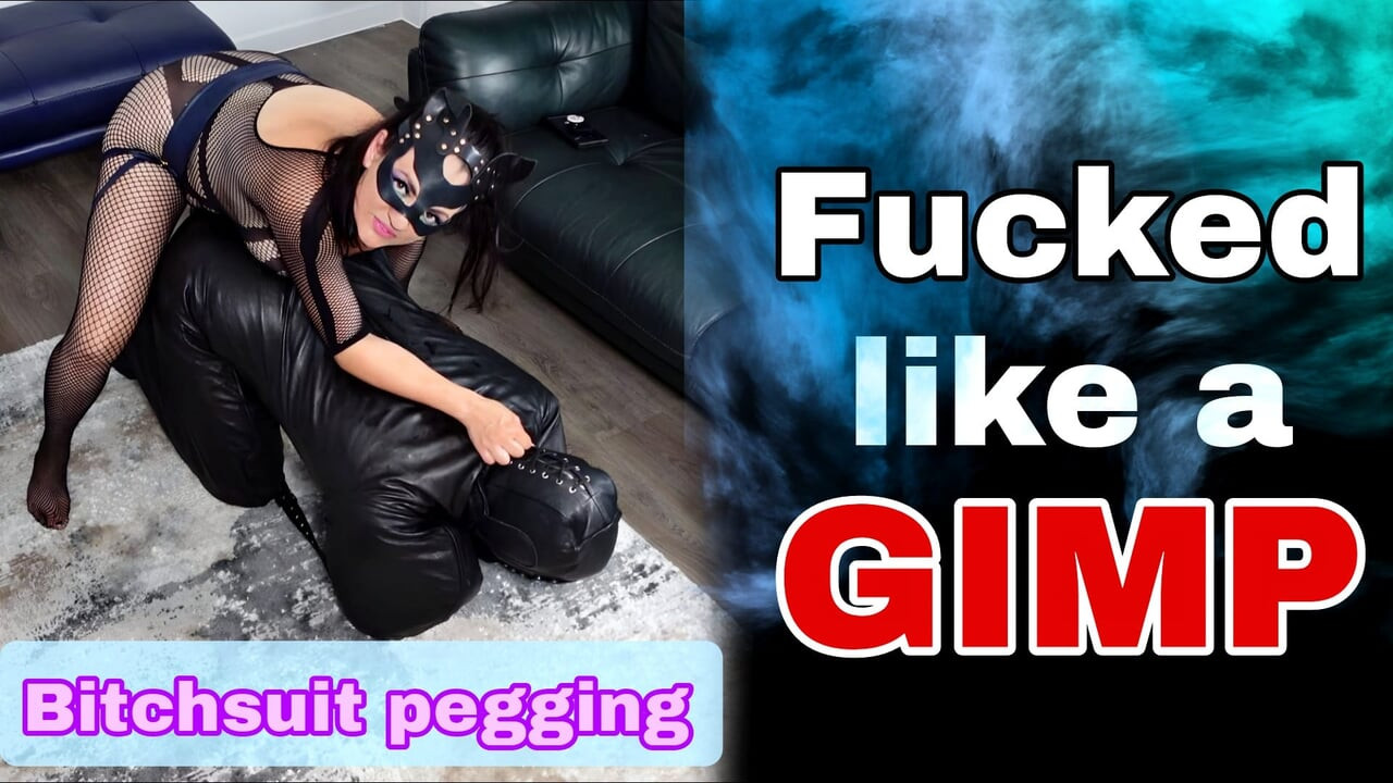 Kadın egemenliği kaltak takım elbisesi, takma yarak, deri esaret, büyük takma yarak dildo, bdsm, amatör gerçek çift, orta yaşlı seksi üvey anne