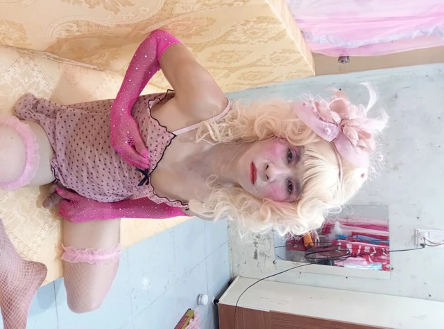 Oanh Le transgender seksi kıyafetler giymiş, anal ve mutlu bir şekilde zirveye kadar oynamaktadır