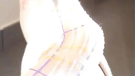 Bacaklı ve naylon çoraplarımla oynuyorum