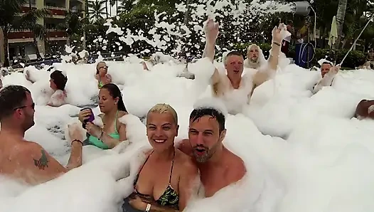 Yeni evli çift balayında bir grup seks eğlencesinin tadını çıkarıyor - 1'de 3 sahne