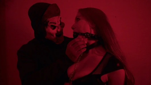 Gizemli ve iki ateşli latin, büyük memeli bir sarışın ve büyük götlü kızıl saçlı