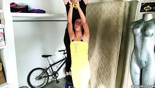 Parti kızı orta yaşlı seksi kadın tarafından bağlı