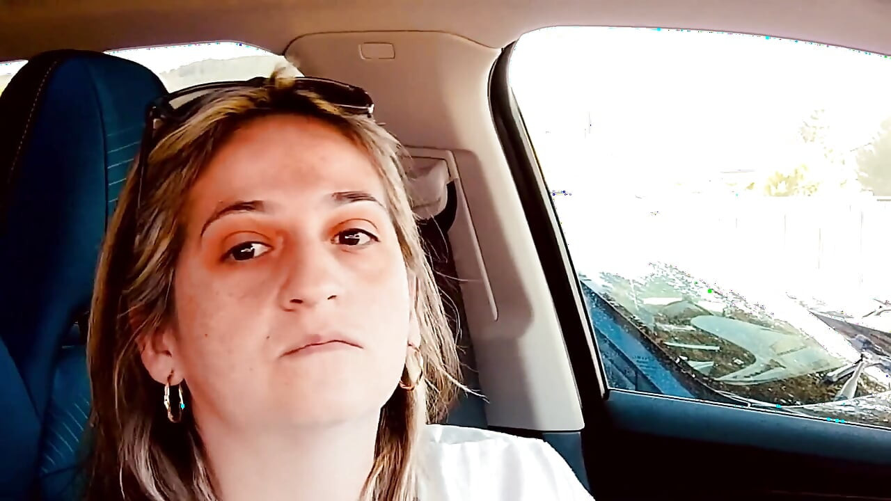 En iyi arkadaşım gelinlik arıyor... Sonra beni sikiyor... Ne kadar sürtük oldum.