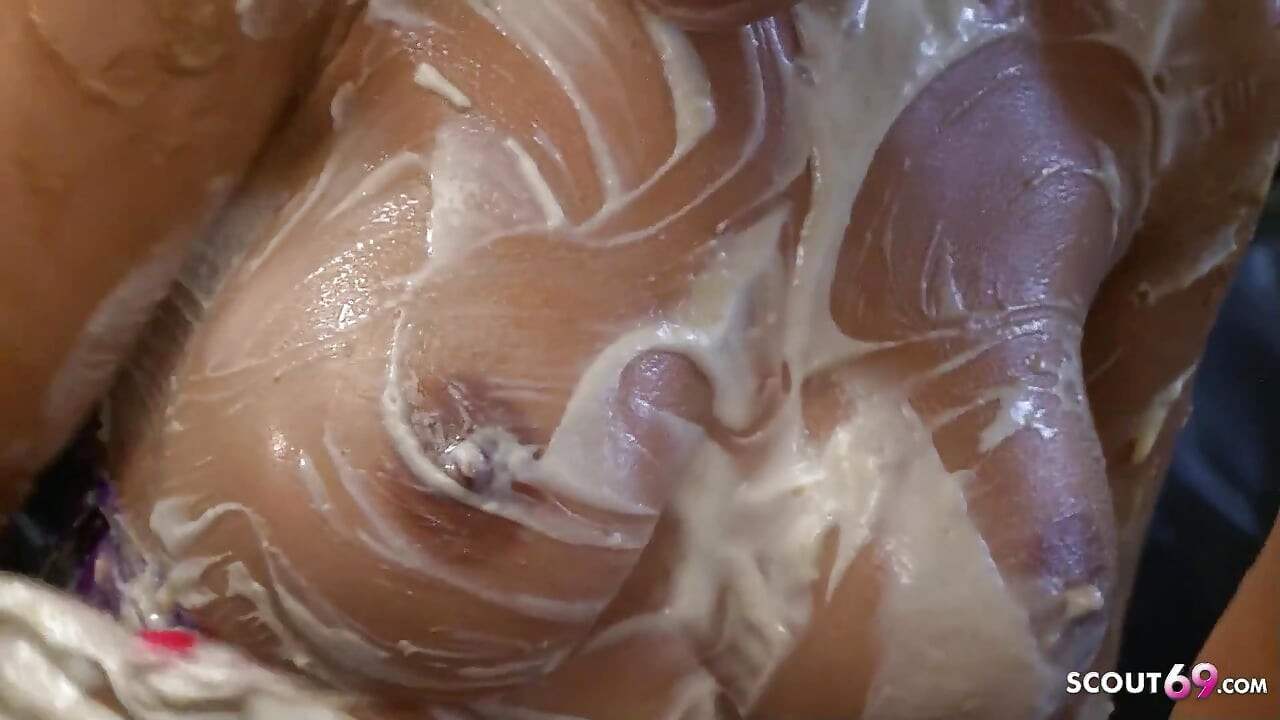 Azgın sarışın üvey kız kardeşler vanilla kremasıyla bulanıyor ve amına mastürbasyon yapıyor