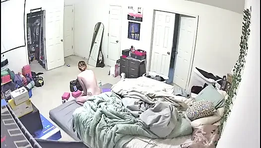 Evli kadın büyük dildo emerken ve sikişirken yakalandı