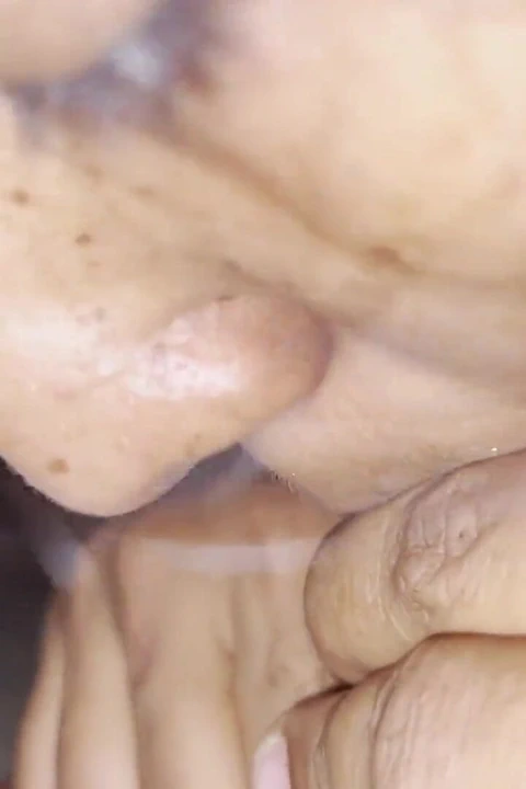 Hintli kız uzun bir sikişten sonra gırtlağına kadar sakso çekiyor