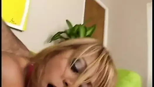 Latin sarışın verir kafa süre Başlarken ona sıkı pembe kedi becerdin