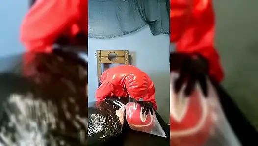 Lateks içinde mumyalanmış kölede aşırı nefes oyunu