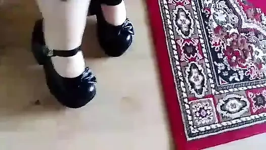 Evde siyah gotik topuklu ayakkabılar