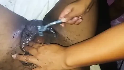 Eski moda şekilde komşumun penisini ve taşaklarını tıraş ediyorum, tıraşlı yarağı çok lezzetli görünüyordu ve ona ilk kez verdim