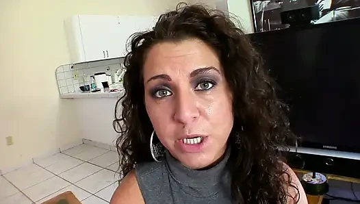 Ateşli genç kız uyandı ve sert sikildi