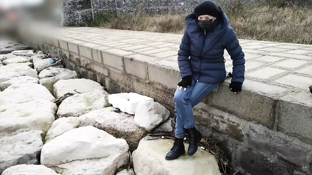 Şantiye yakınında tam giyimli bağdaş kurup orgazm