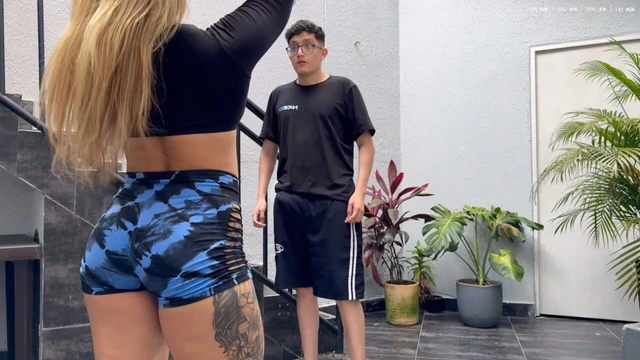 Я встретился с личным тренером моей мачехи в приложении "Sex Dater", и в итоге мы трахнули ее мокрую киску на частном сеансе