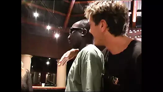 Harika büyük memeli orta yaşlı seksi kadın büyük klasik yarakla sikiliyor ve ağzına boşalıyor