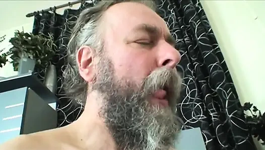 Yaşlı dede üvey kızının porno film izlediğini öğreniyor