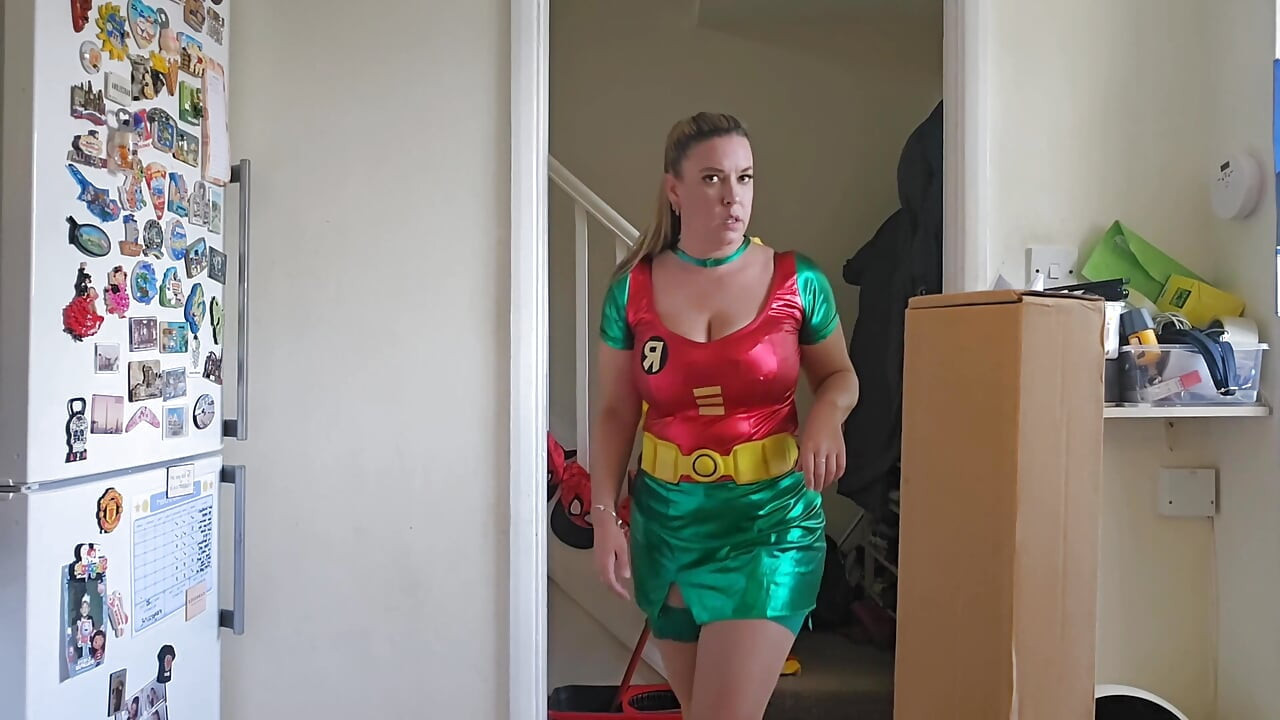 Maisie Lewis Batman'in gizli paketini buluyor