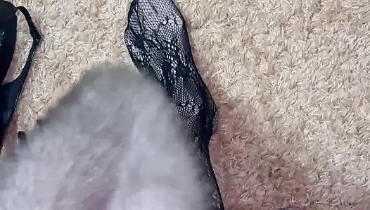 Seksi çoraplı ve topuklu ayakkabılarla bacaklarımla oynuyorum