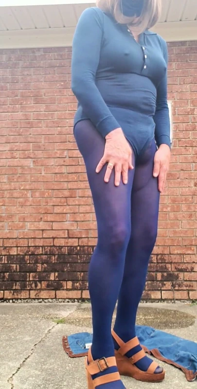 Dışarıda crossdress, naylon külotlu çorap ve mini etekle kendimi hissediyorum. | Klip 3