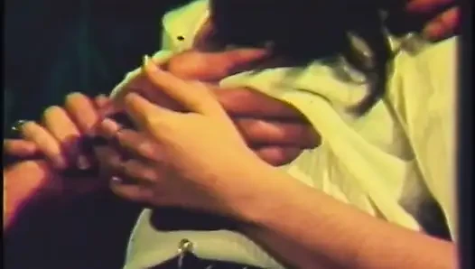 Klasik sert seks sahnesinde seksi genç kız