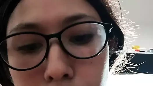 Azgın genç latin ıslak amcığını sikmeyi bırakamıyor